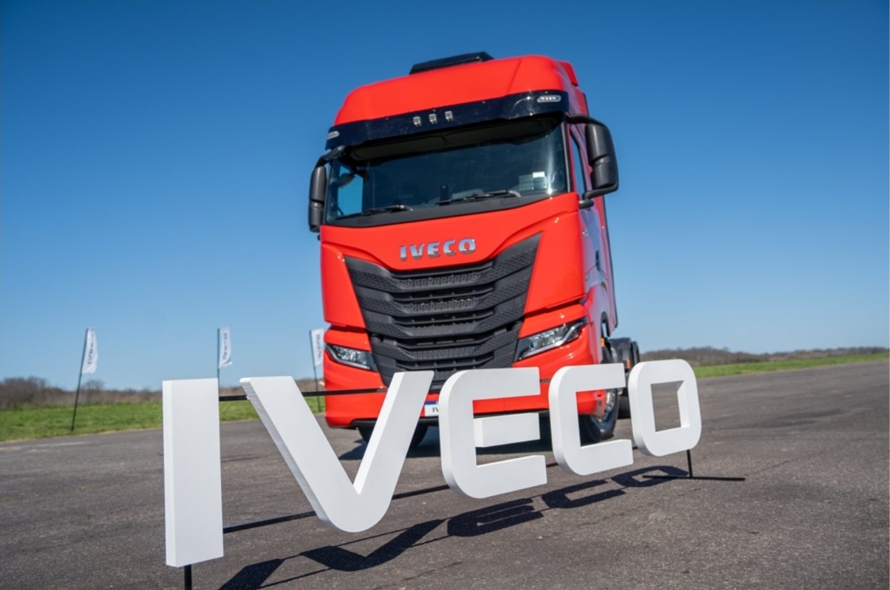 IVECO S-Way 450 rojo detrás de letras corpóreas IVECO