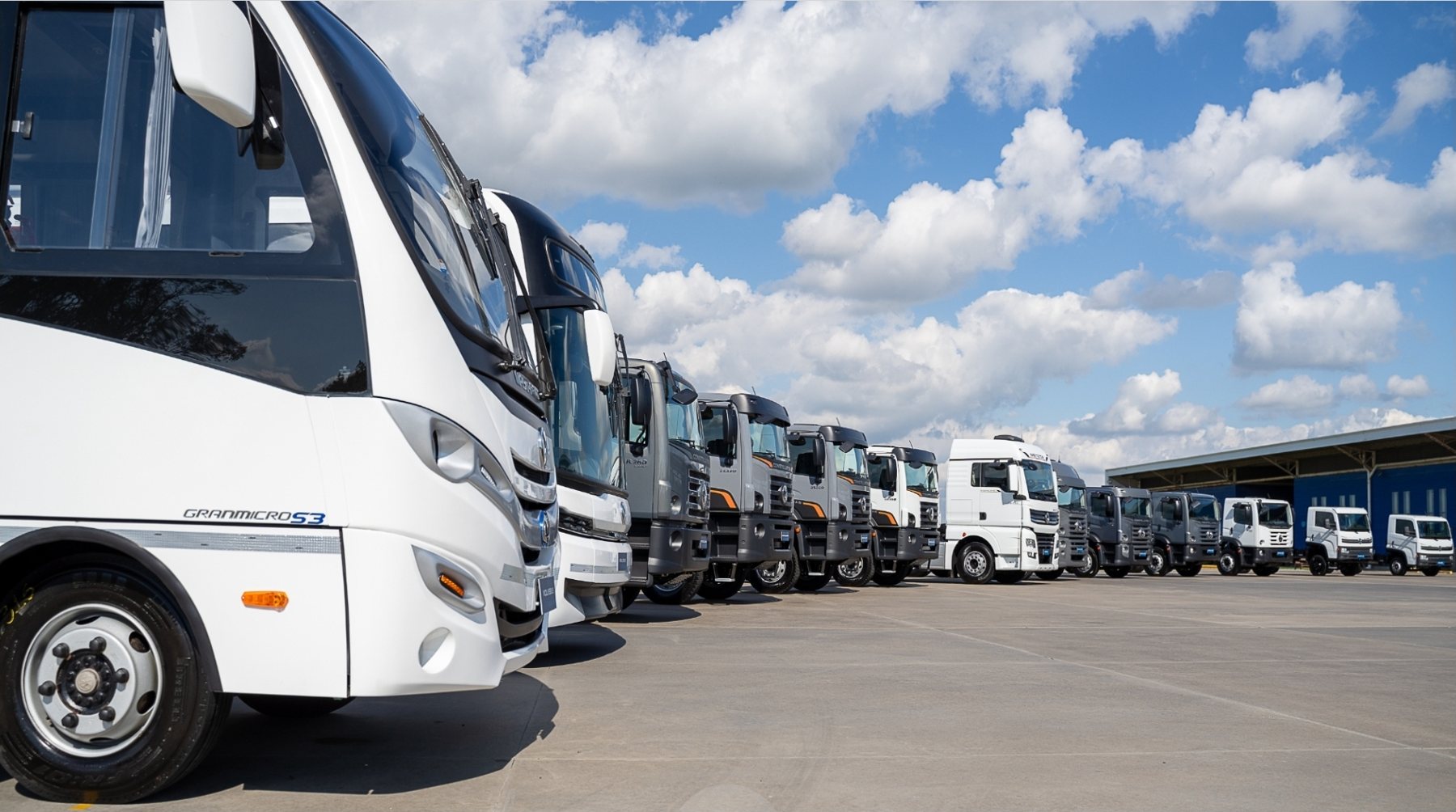 Fila de camiones y buses Volkswagen: Volksbus Granmicro, Constellation, Meteor y Delivery